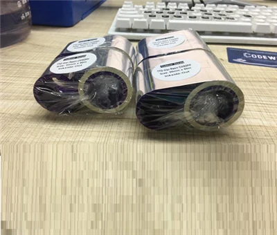 Cinta térmica de código de barras TTO blanca cerca del borde CW628